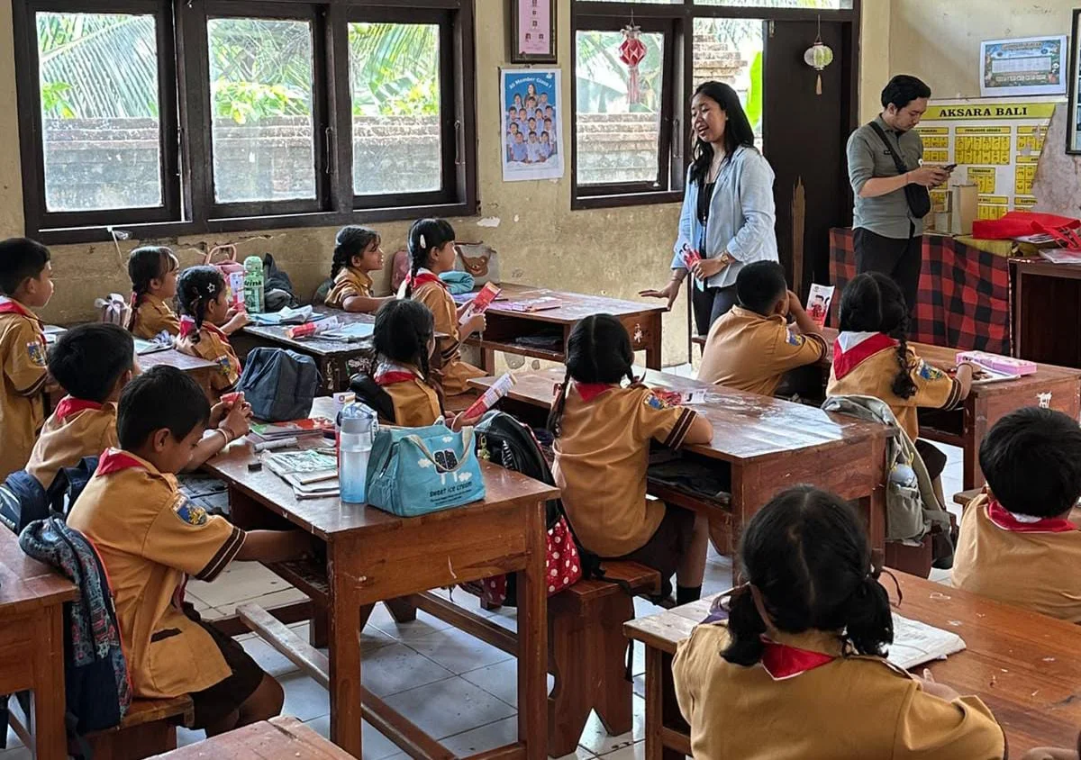 Foto: Karyawan PT&nbsp;BPR Bank Daerah Gianyar saat menerangkan budaya menabung kepada para siswa dan siswi.